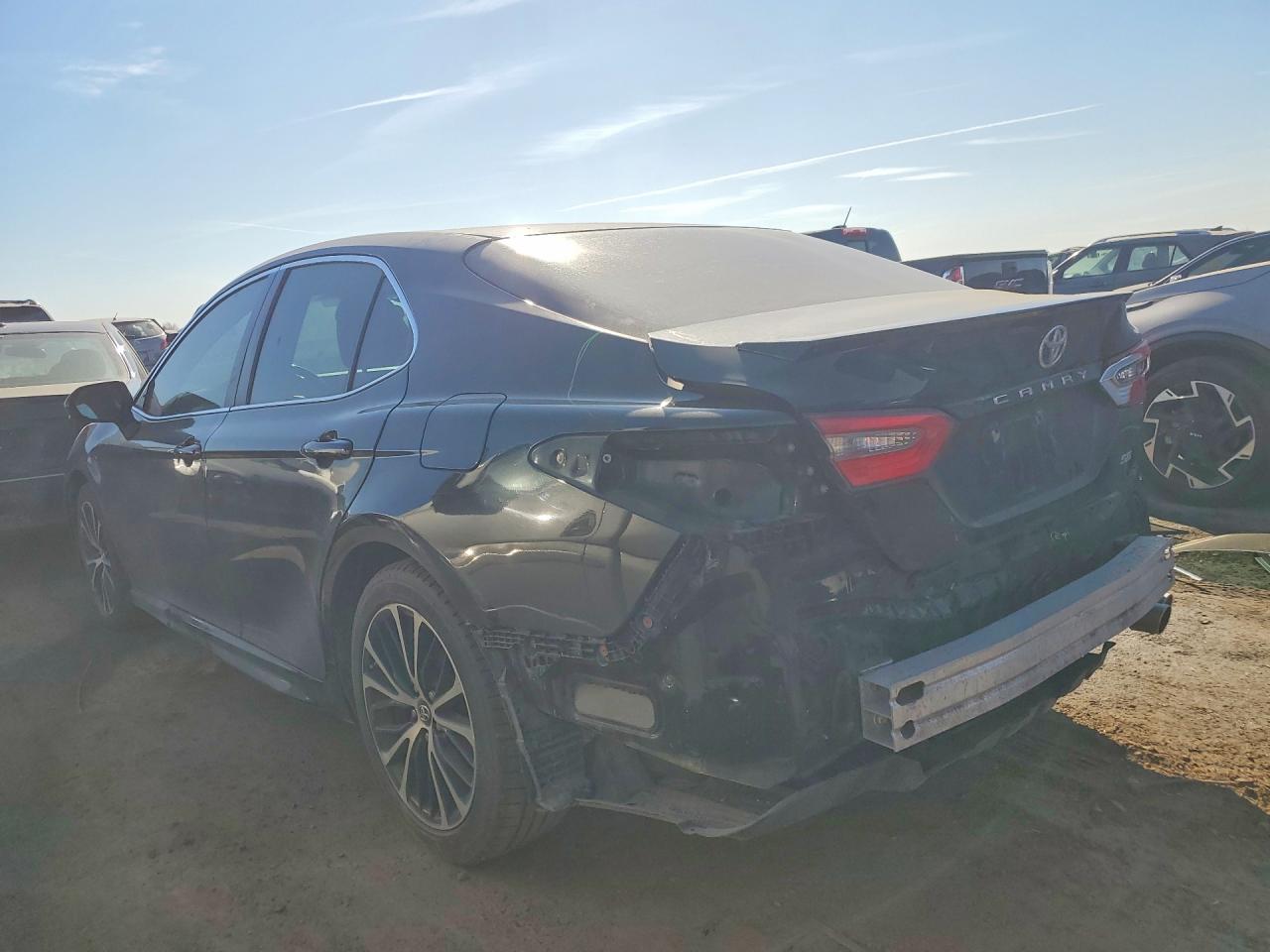 2018 TOYOTA CAMRY SE photo 3