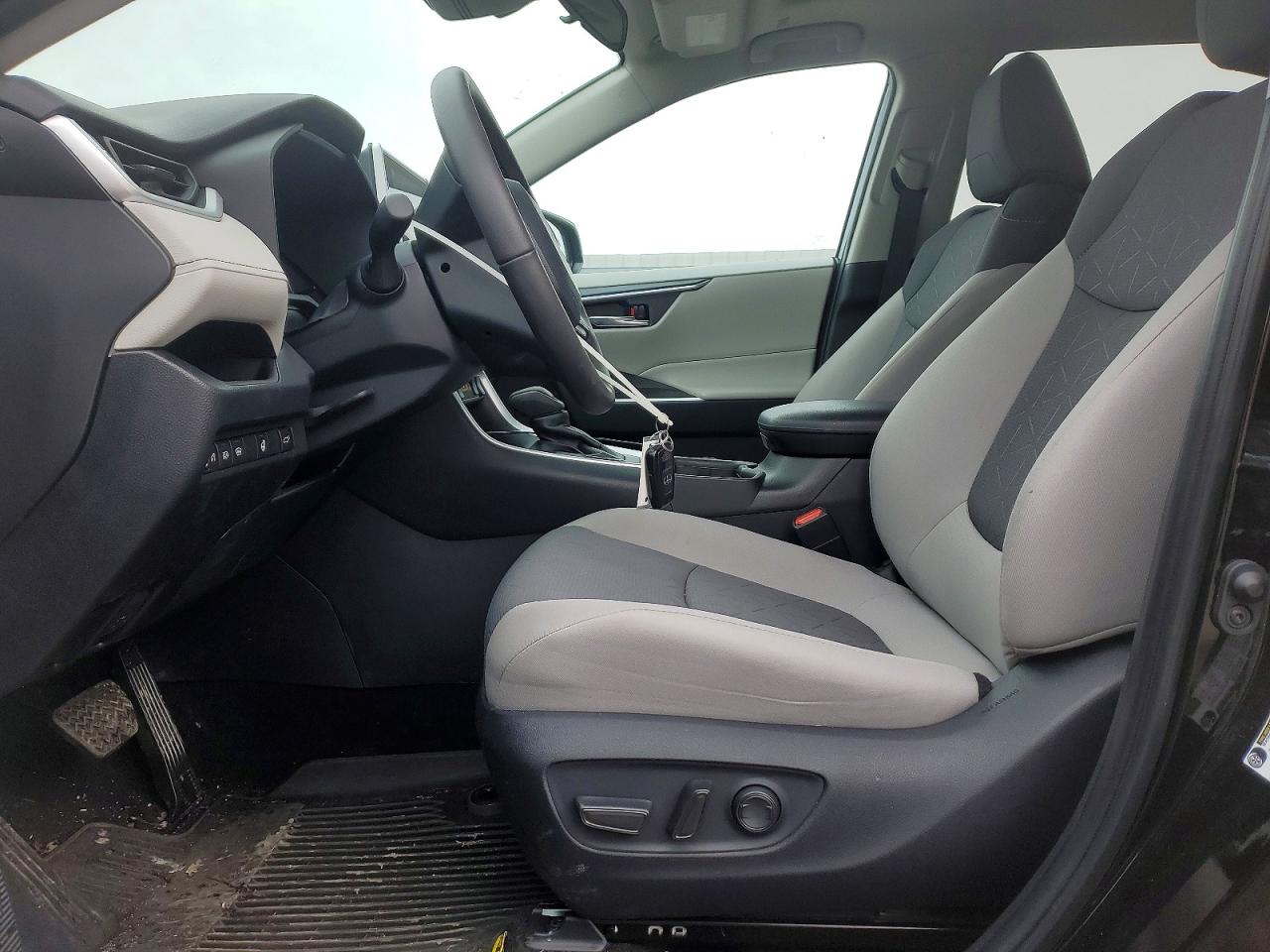 2024 TOYOTA RAV4 XLE photo 7
