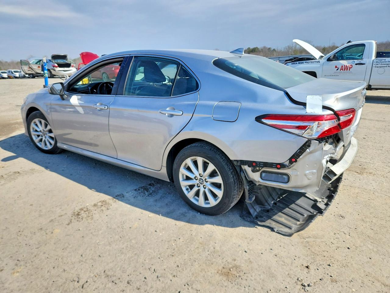 2019 TOYOTA CAMRY LE photo 3