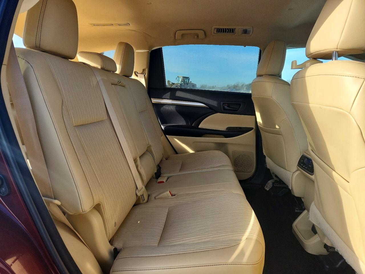 2016 TOYOTA HIGHLANDER LE photo 11