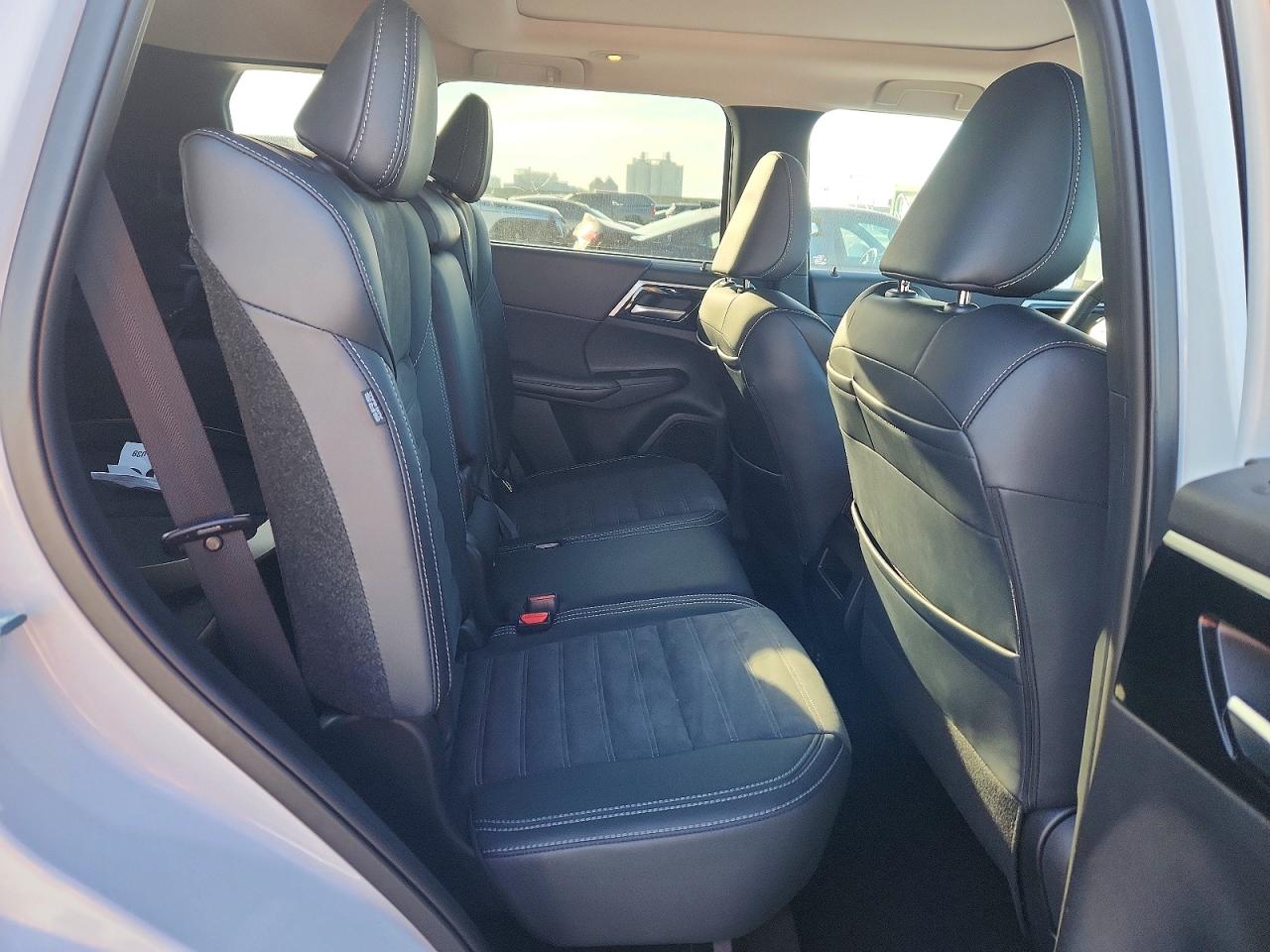 2024 MITSUBISHI OUTLANDER SE photo 11