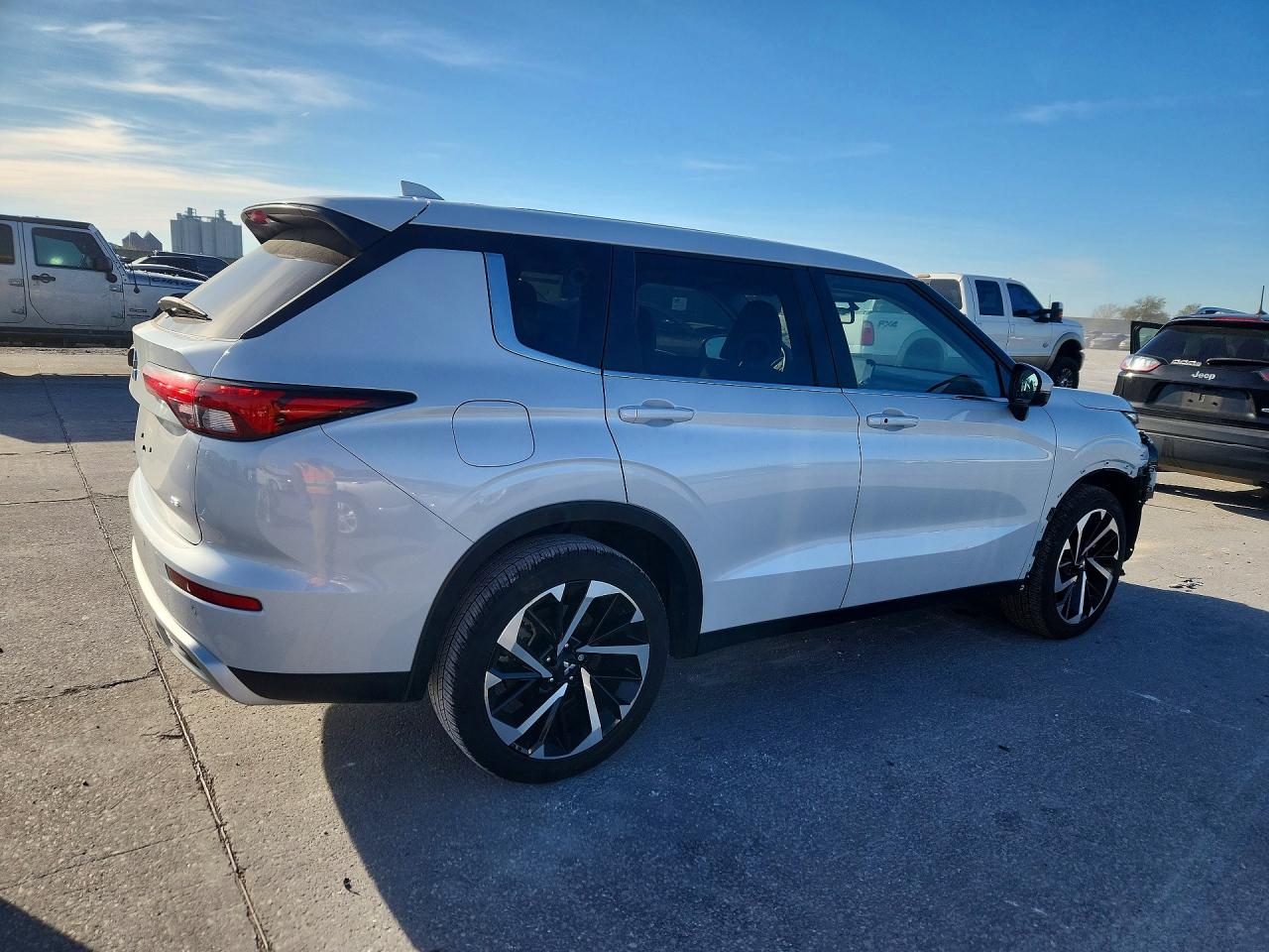2024 MITSUBISHI OUTLANDER SE photo 3