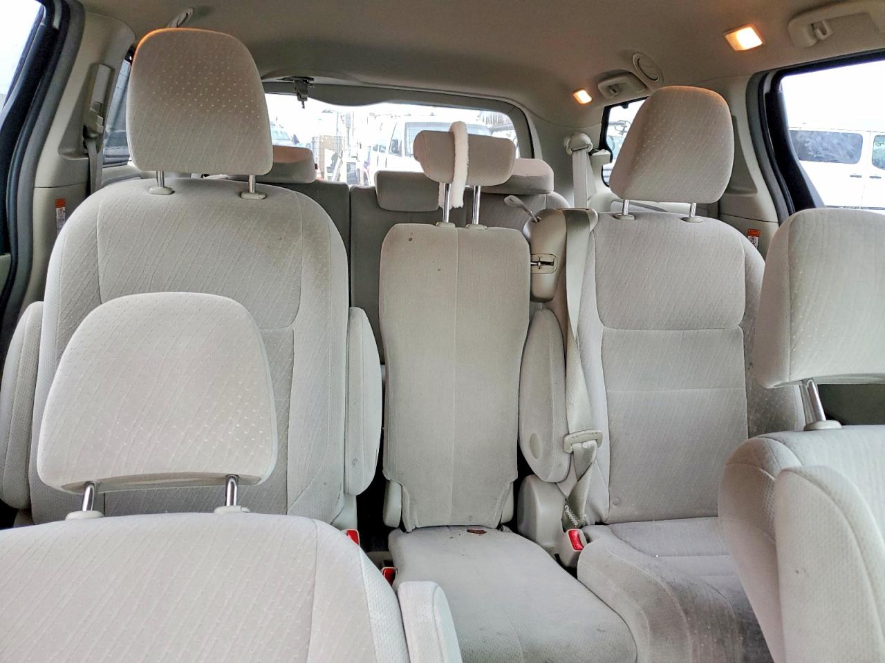 2016 TOYOTA SIENNA LE photo 19