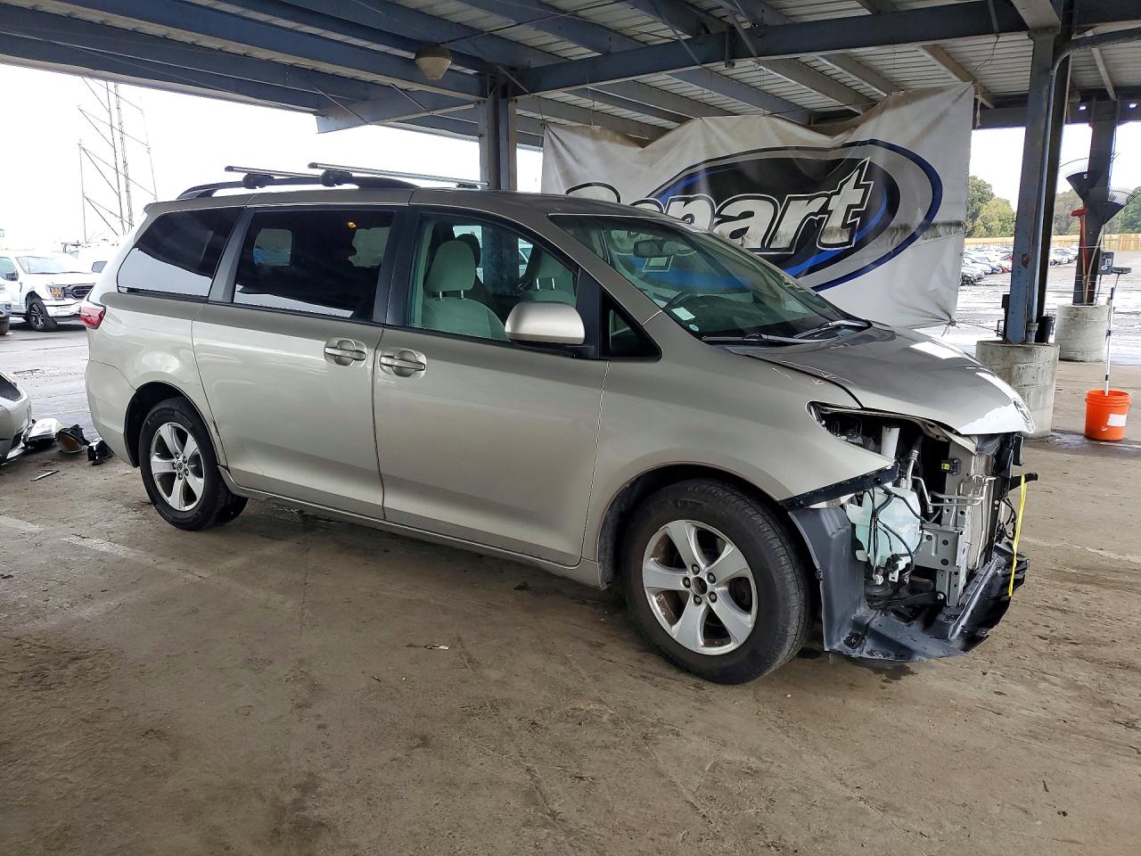 2016 TOYOTA SIENNA LE photo 7