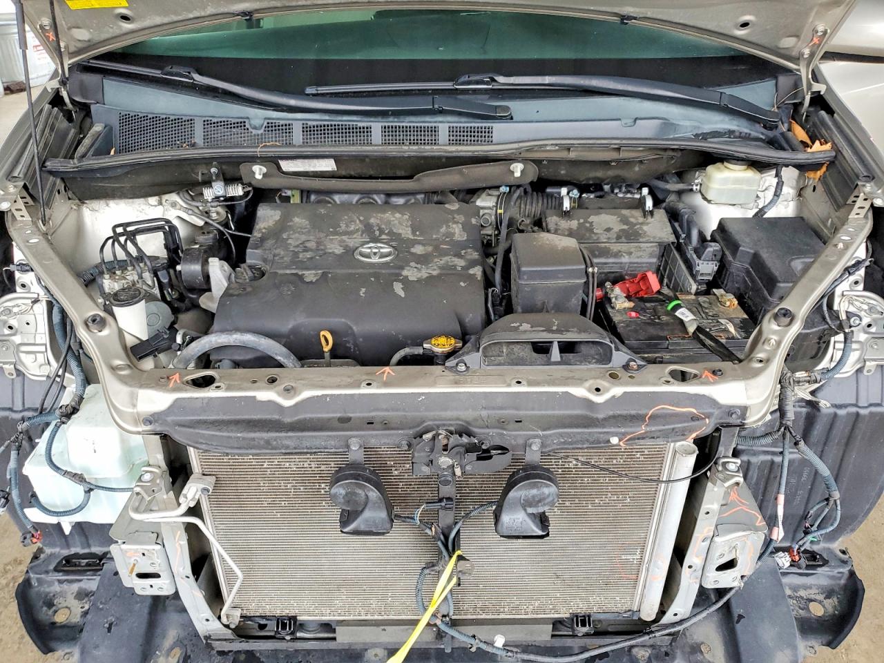 2016 TOYOTA SIENNA LE photo 23