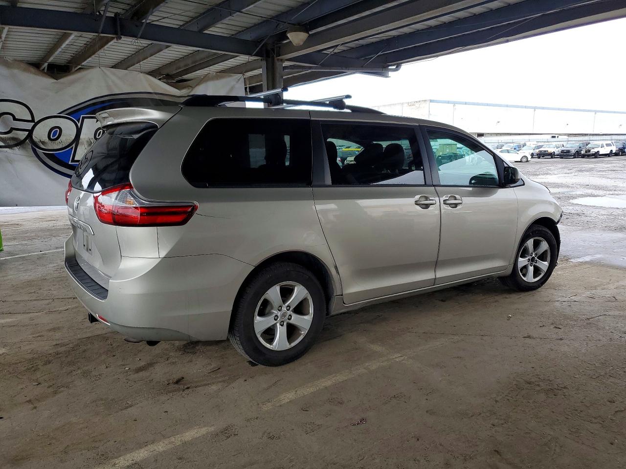 2016 TOYOTA SIENNA LE photo 5