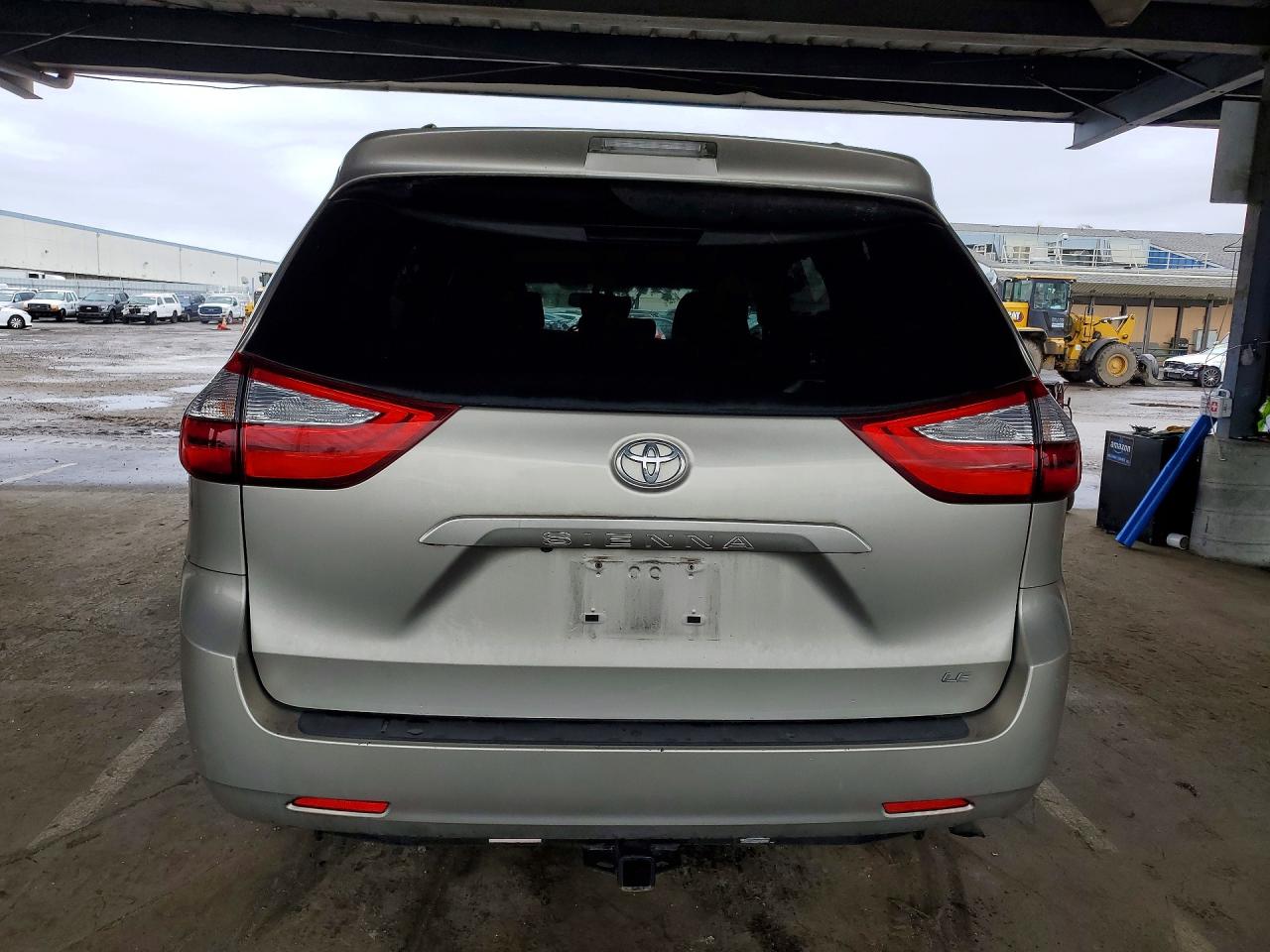2016 TOYOTA SIENNA LE photo 11