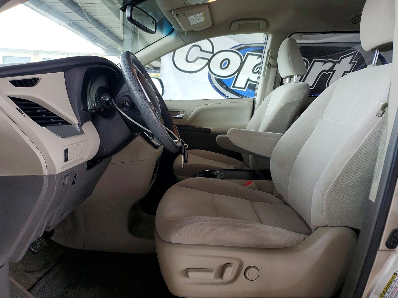 2016 TOYOTA SIENNA LE photo 13