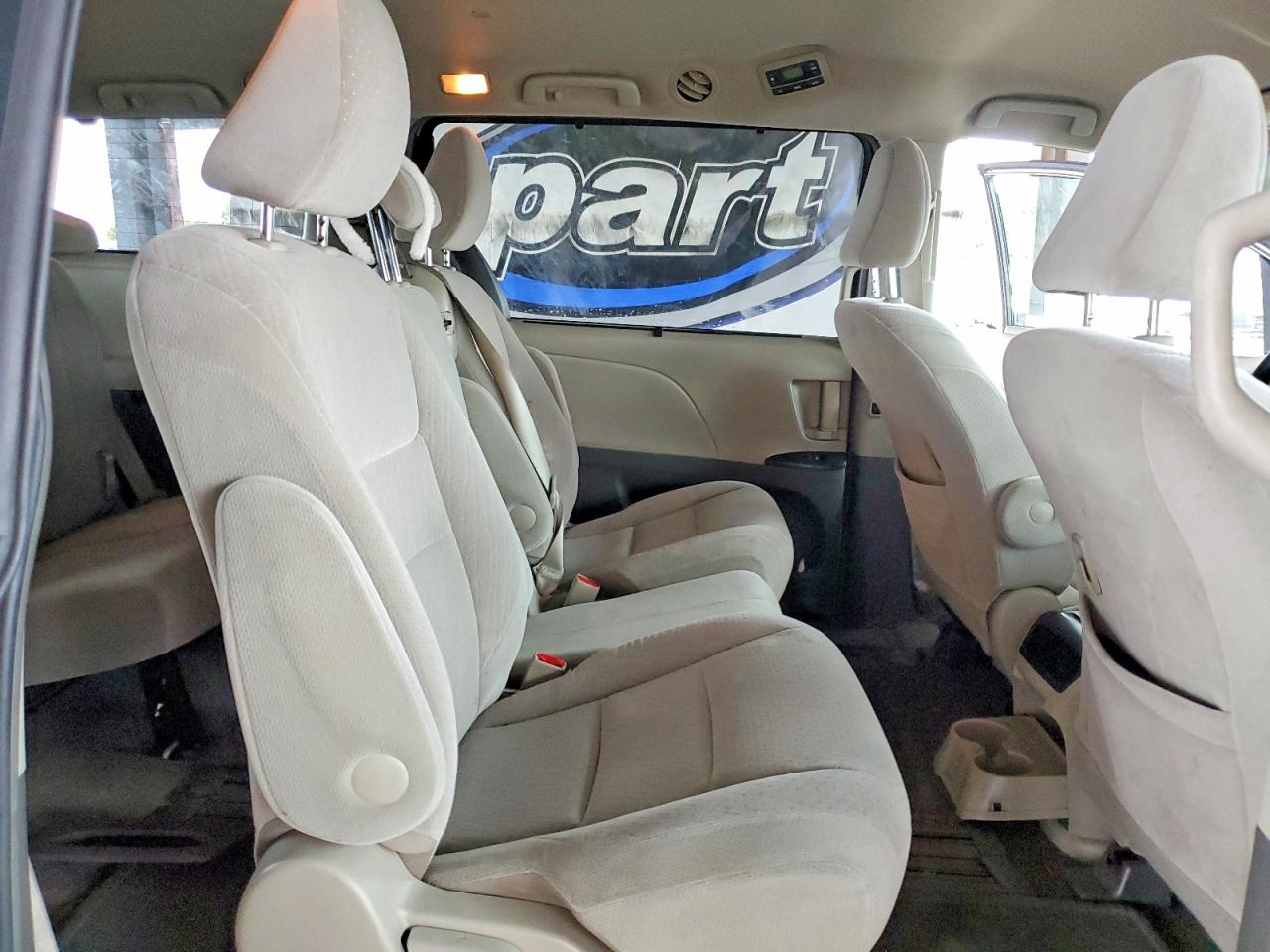 2016 TOYOTA SIENNA LE photo 21