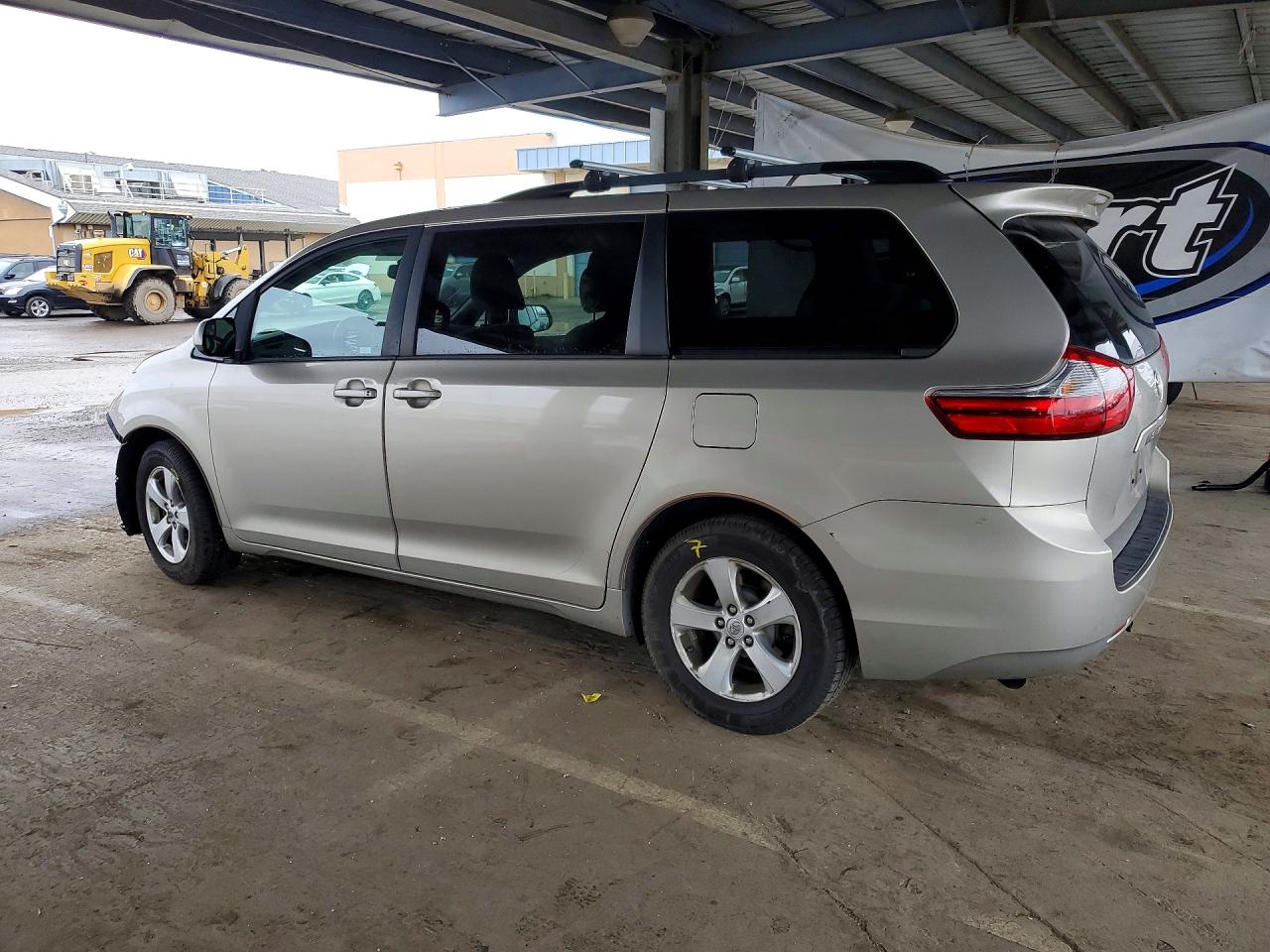 2016 TOYOTA SIENNA LE photo 3