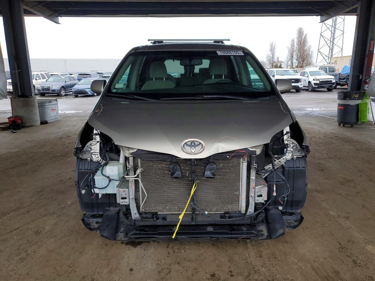 2016 TOYOTA SIENNA LE photo 9