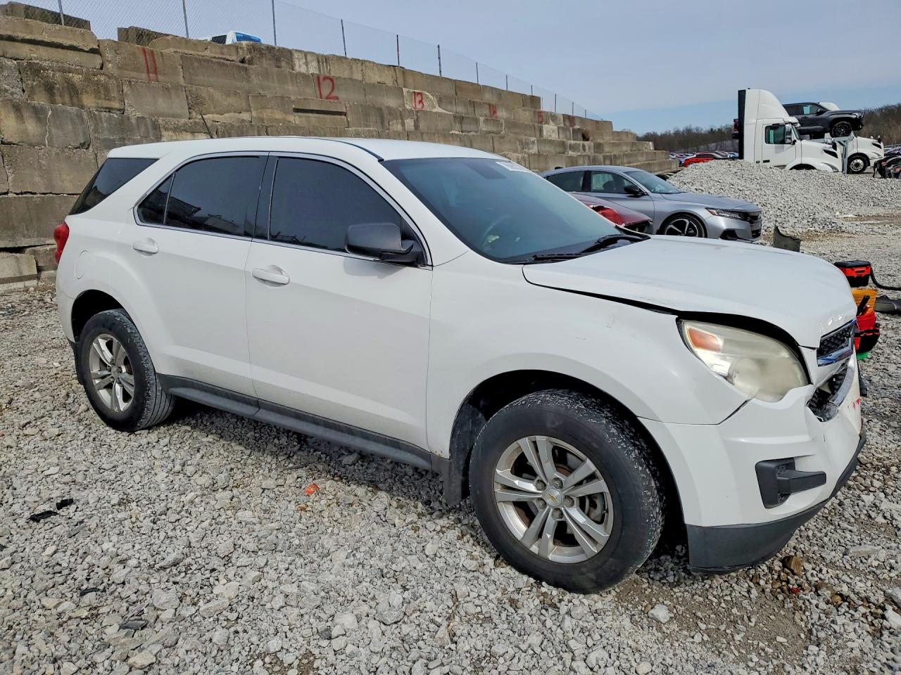 2013 CHEVROLET EQUINOX LS photo 4