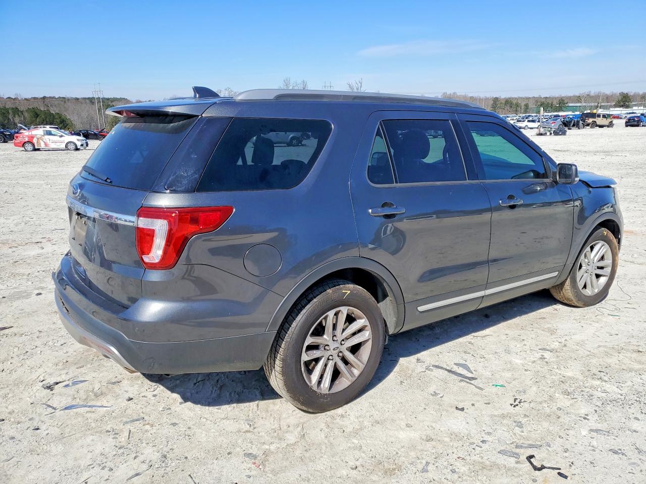 2017 FORD EXPLORER XLT photo 3