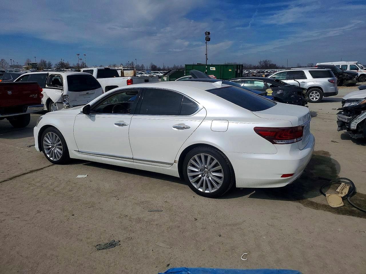 2014 LEXUS LS 460 photo 3