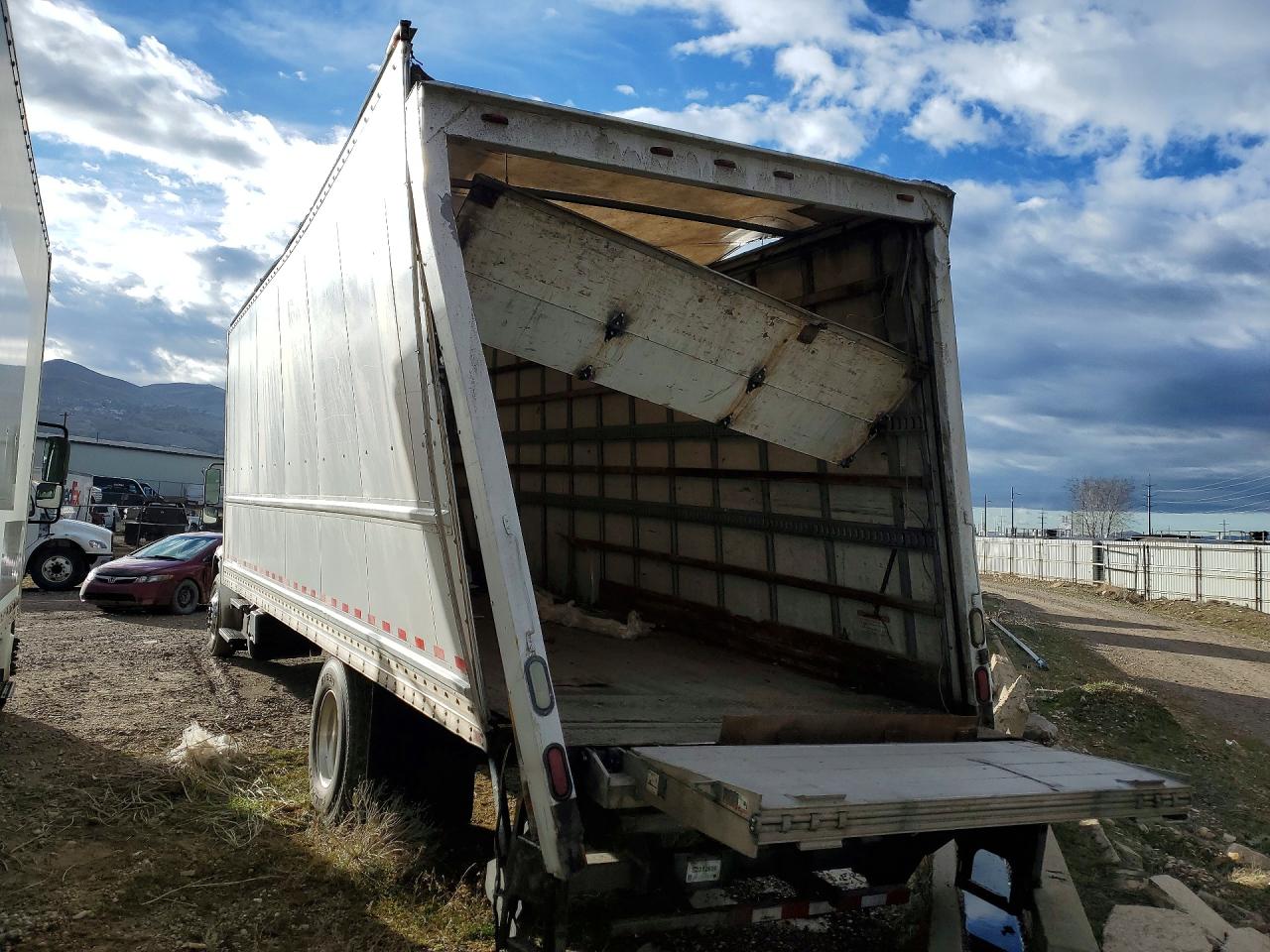2019 FREIGHTLINER M2 106 MED - SEMI TRUCK photo 2