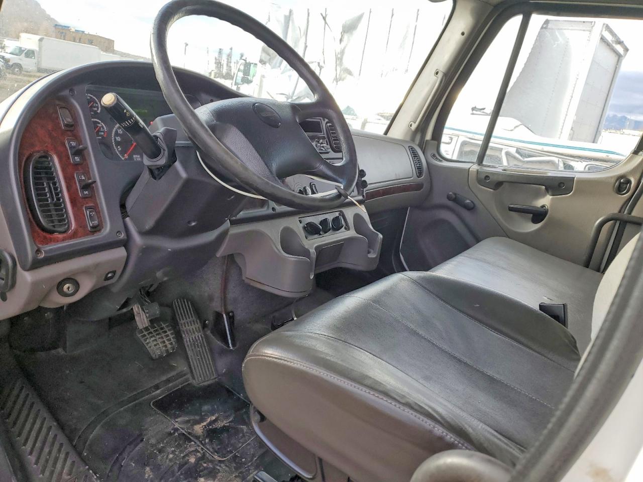 2019 FREIGHTLINER M2 106 MED - SEMI TRUCK photo 8