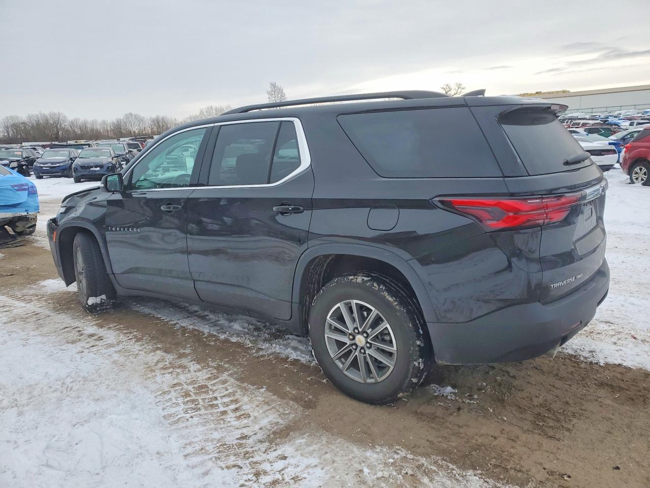 2023 CHEVROLET TRAVERSE LT photo 2