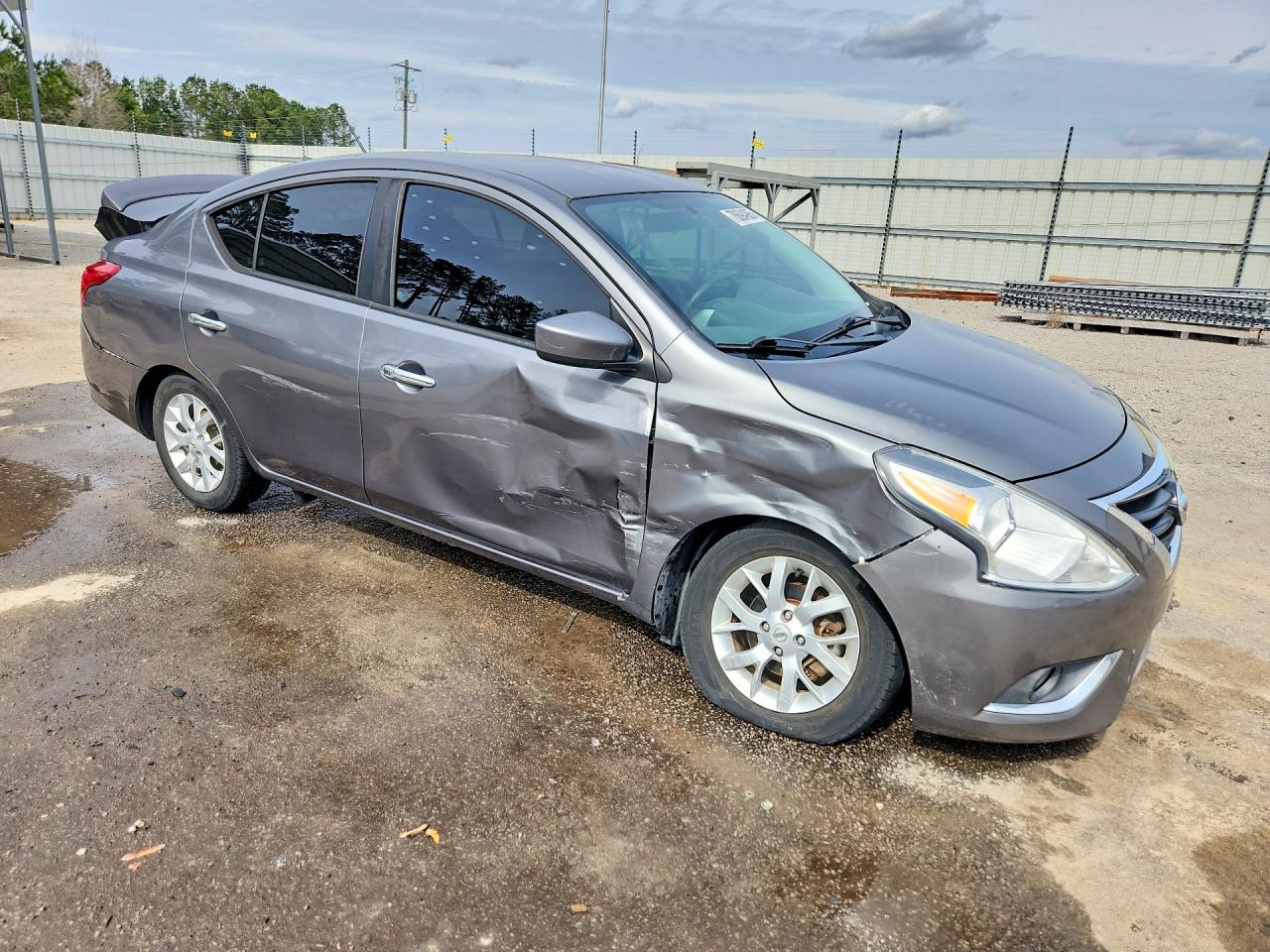 2018 NISSAN VERSA SV photo 4