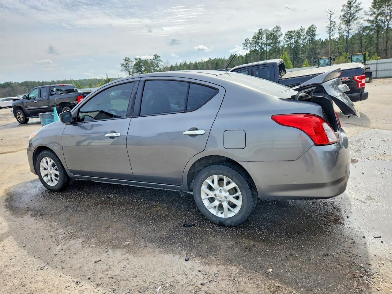 2018 NISSAN VERSA SV photo 2