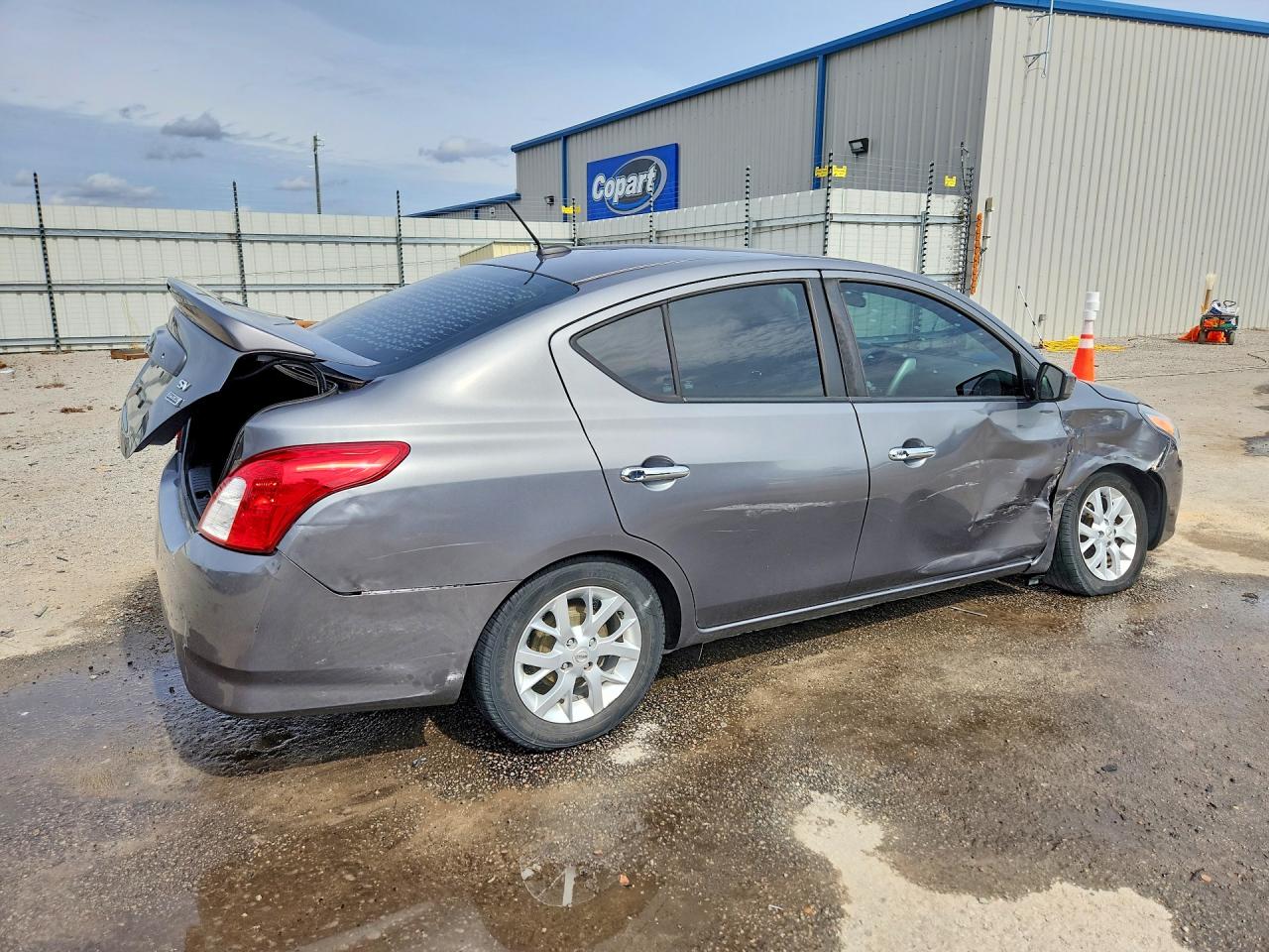 2018 NISSAN VERSA SV photo 3