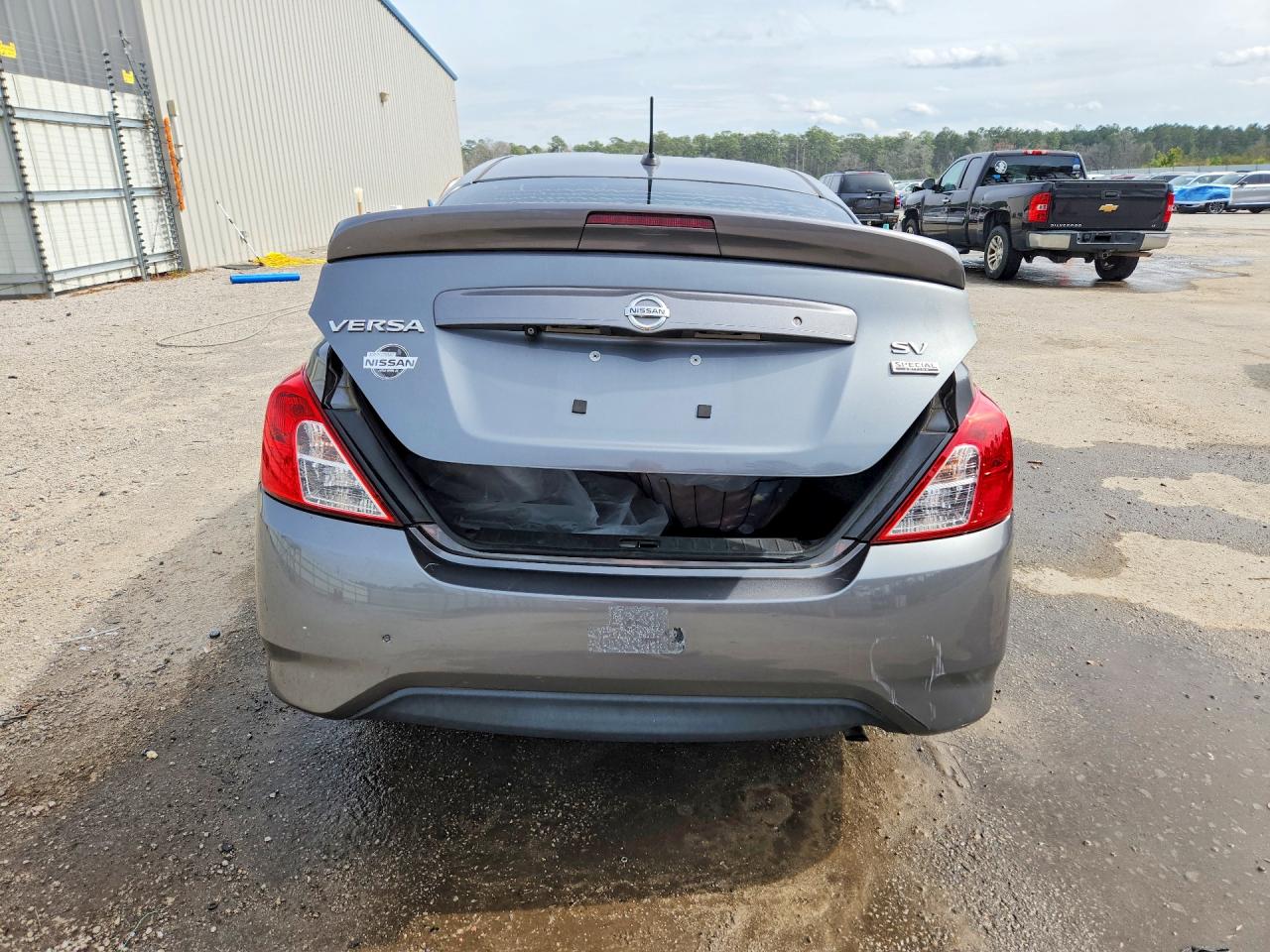 2018 NISSAN VERSA SV photo 6