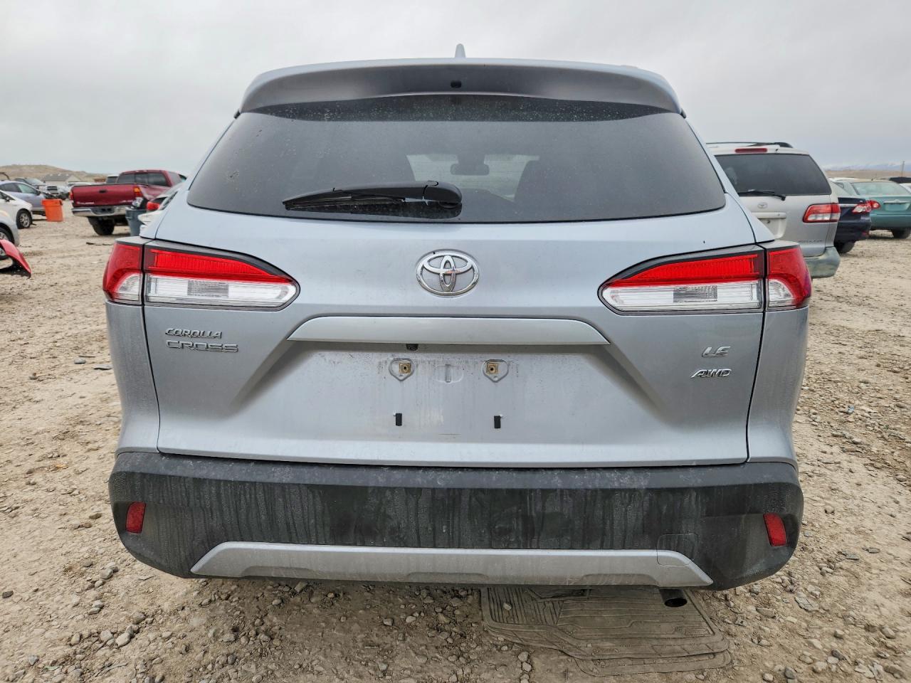 2022 TOYOTA COROLLA CROSS LE photo 11