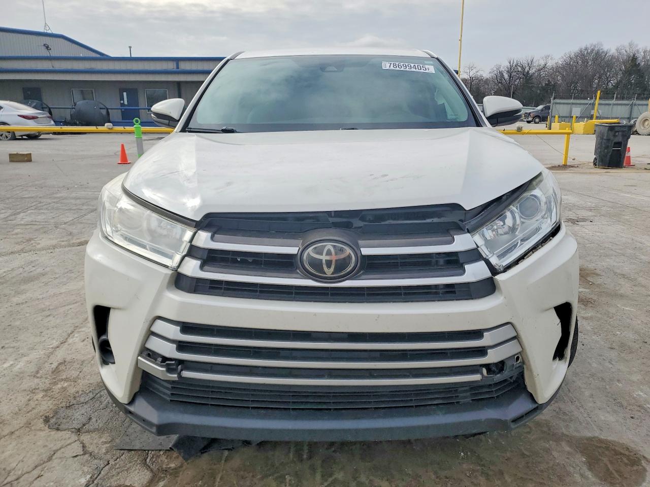2018 TOYOTA HIGHLANDER LE photo 5