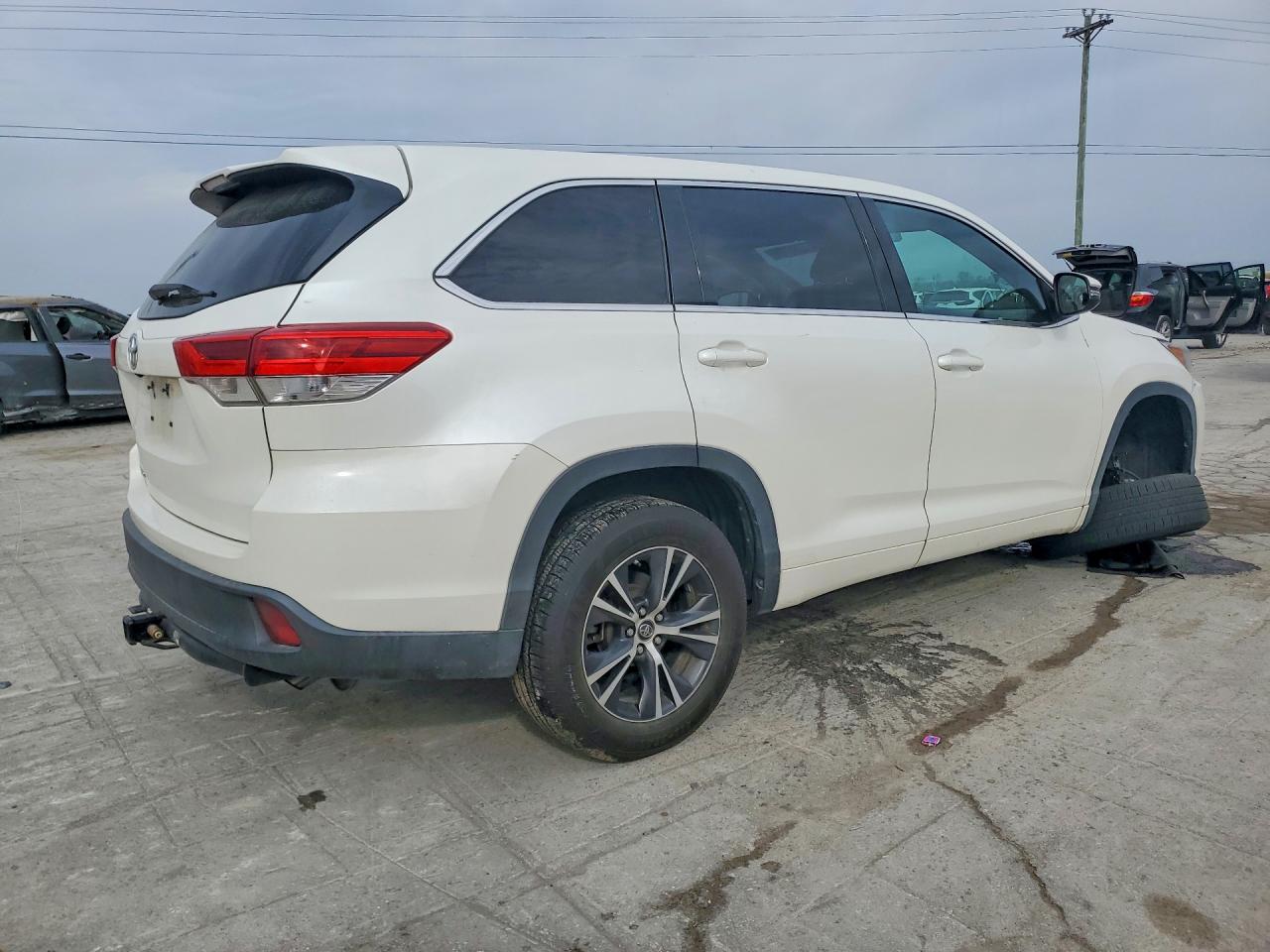 2018 TOYOTA HIGHLANDER LE photo 3
