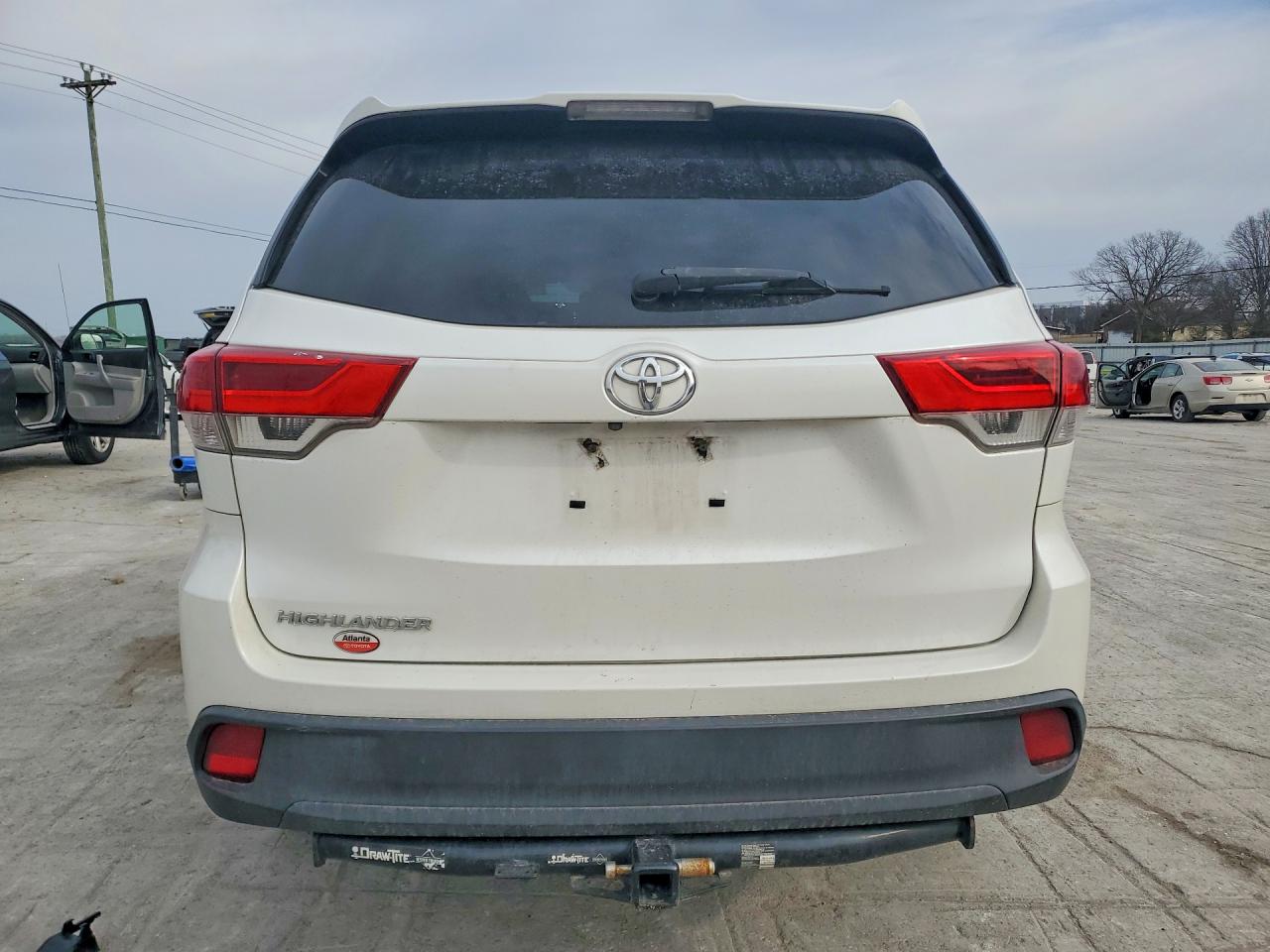 2018 TOYOTA HIGHLANDER LE photo 6