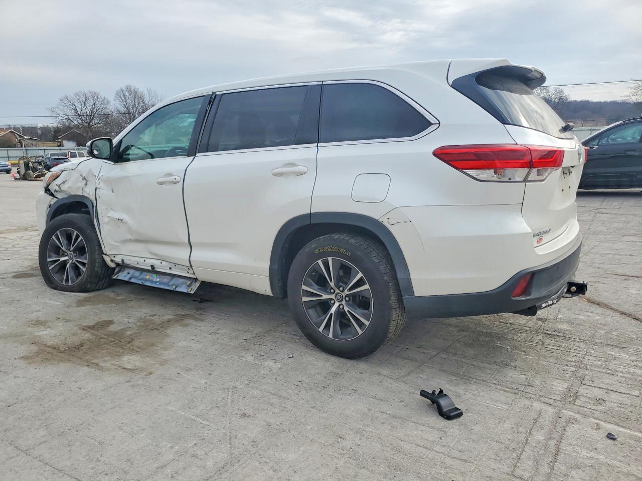 2018 TOYOTA HIGHLANDER LE photo 2
