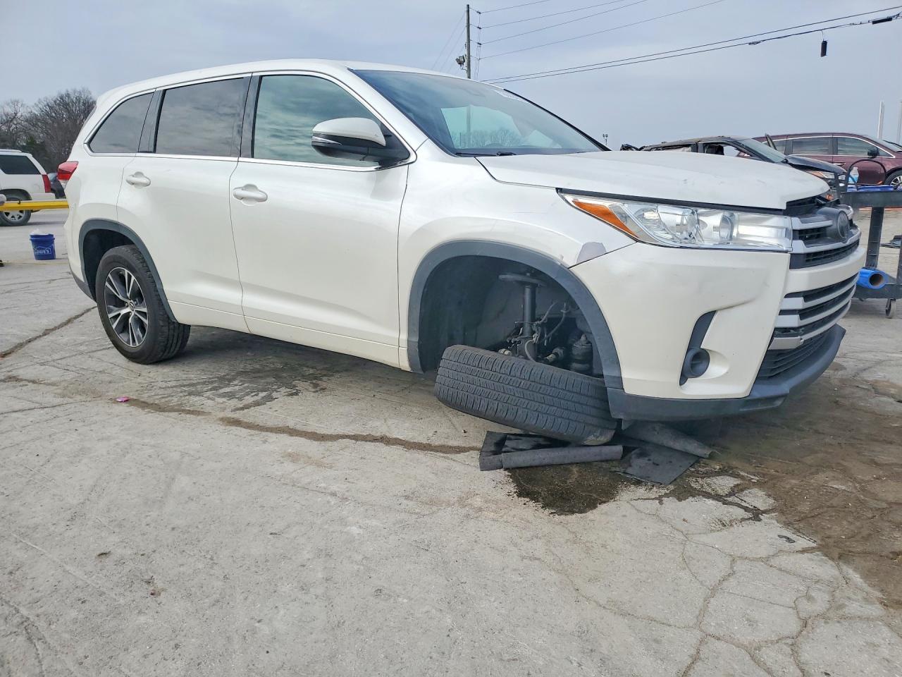 2018 TOYOTA HIGHLANDER LE photo 4