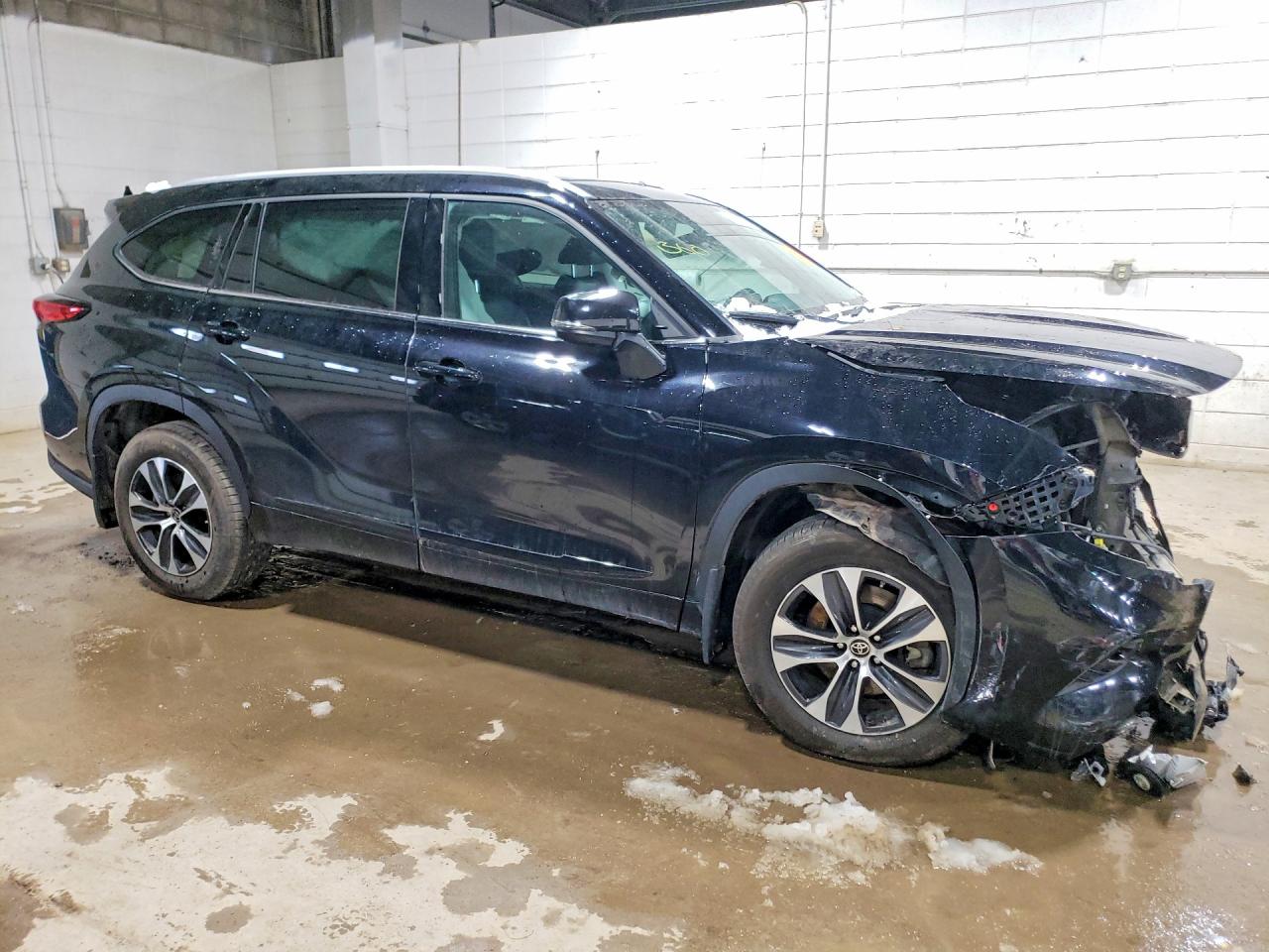 2022 TOYOTA HIGHLANDER XLE photo 4