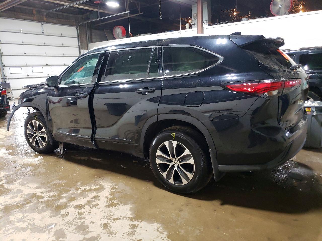 2022 TOYOTA HIGHLANDER XLE photo 2