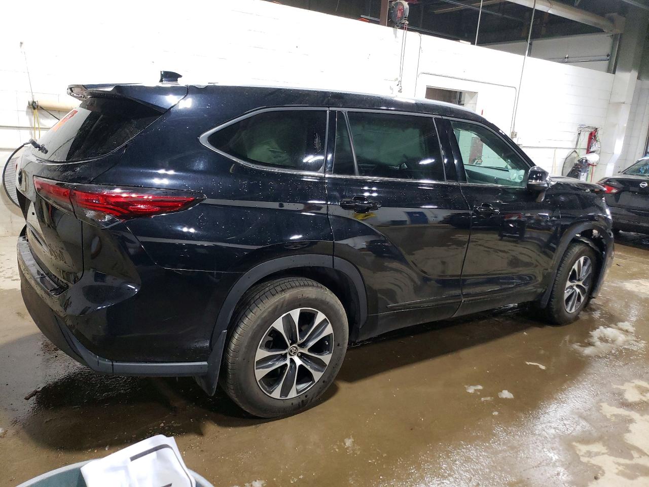 2022 TOYOTA HIGHLANDER XLE photo 3