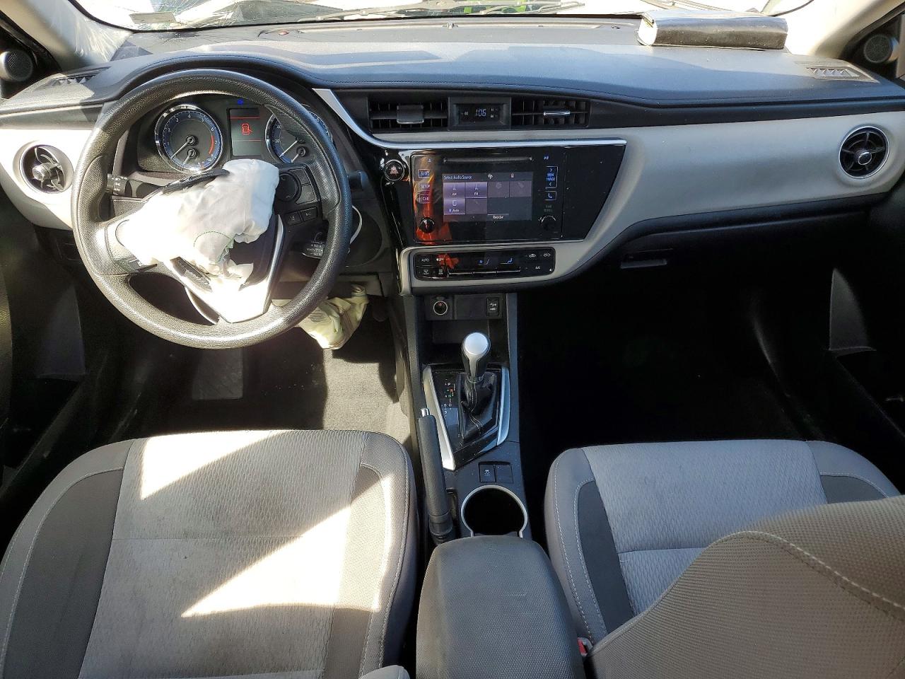 2018 TOYOTA COROLLA photo 15