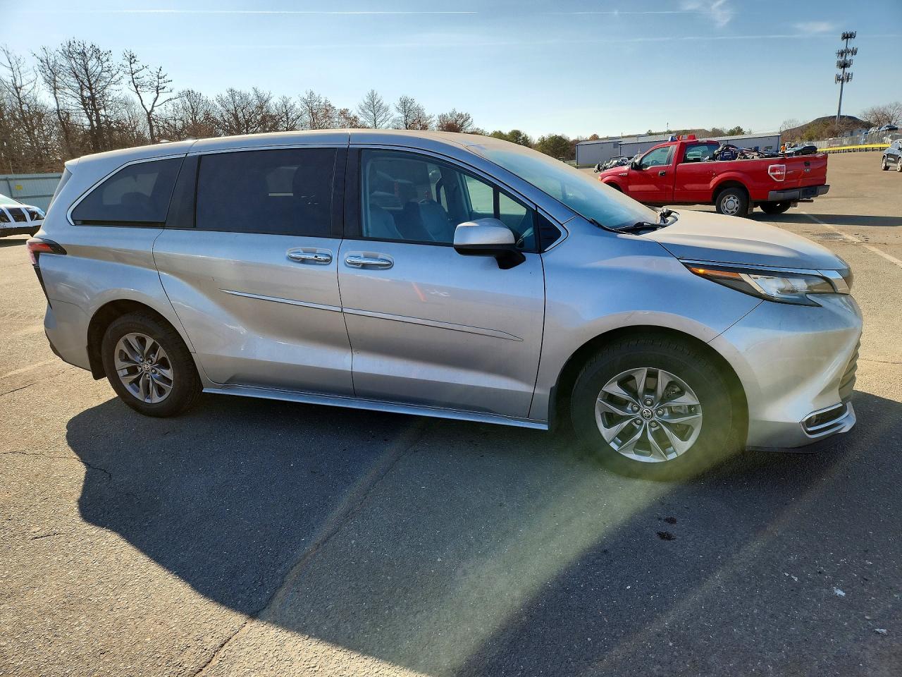 2021 TOYOTA SIENNA XLE 7-PASSENGER photo 4