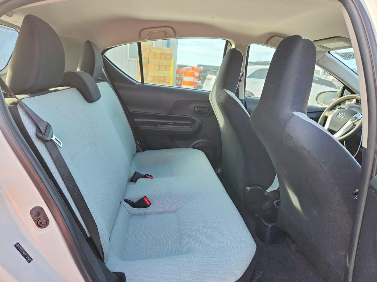 2015 TOYOTA PRIUS C ONE photo 28
