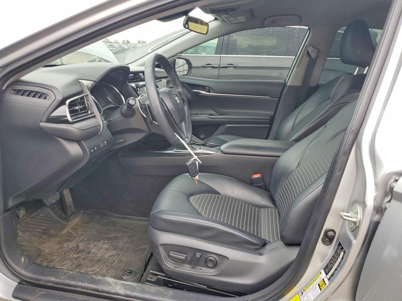 2020 TOYOTA CAMRY SE photo 19