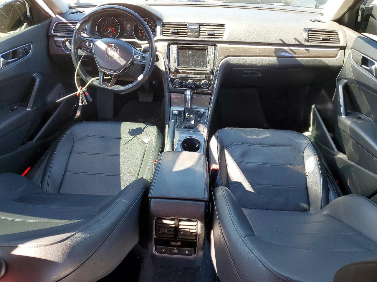 2018 VOLKSWAGEN PASSAT SE photo 8