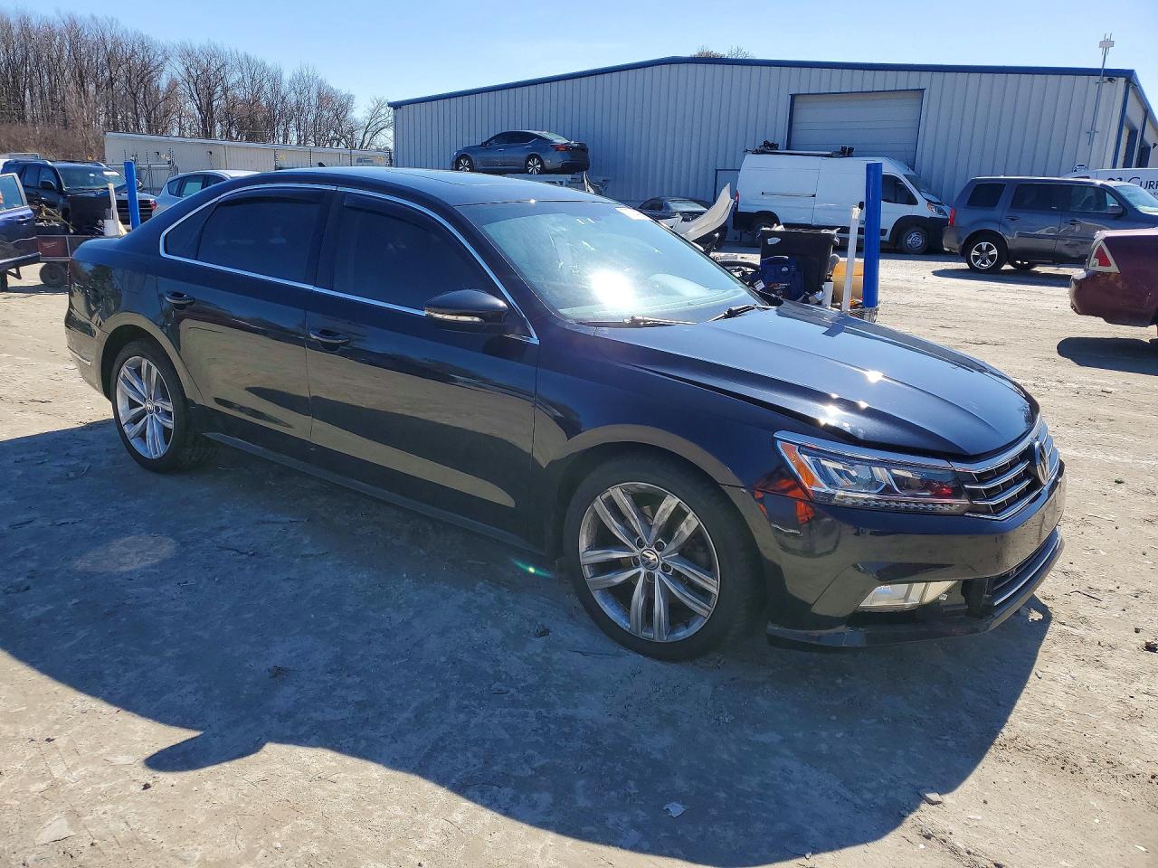 2018 VOLKSWAGEN PASSAT SE photo 4
