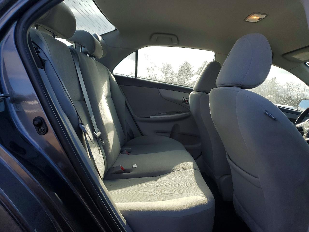 2013 TOYOTA COROLLA LE photo 10