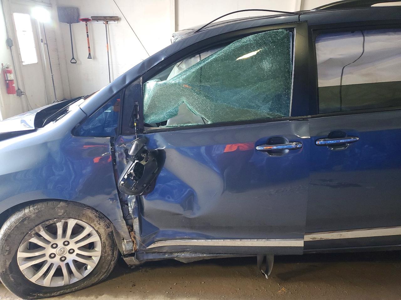 2015 TOYOTA SIENNA photo 13