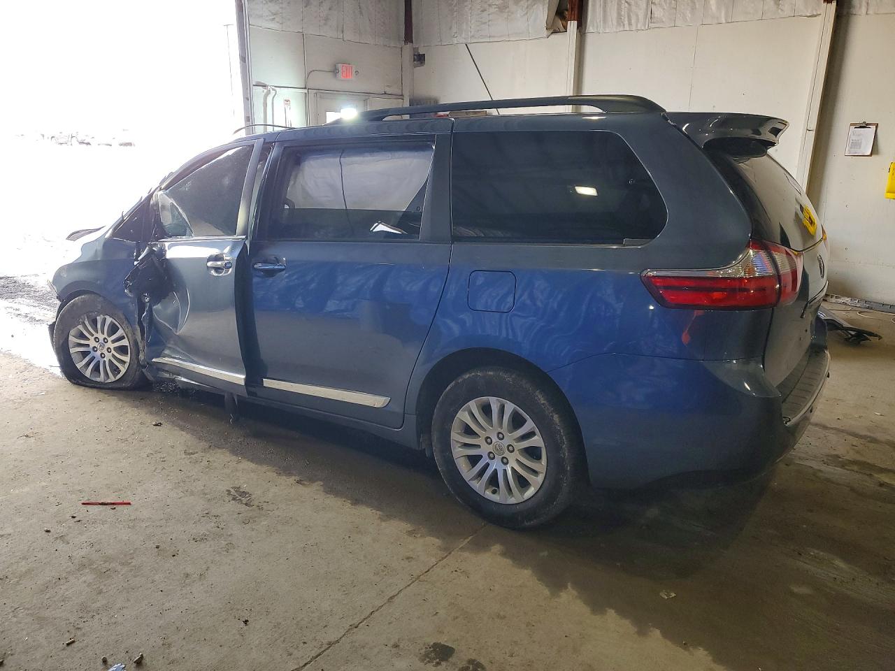 2015 TOYOTA SIENNA photo 3