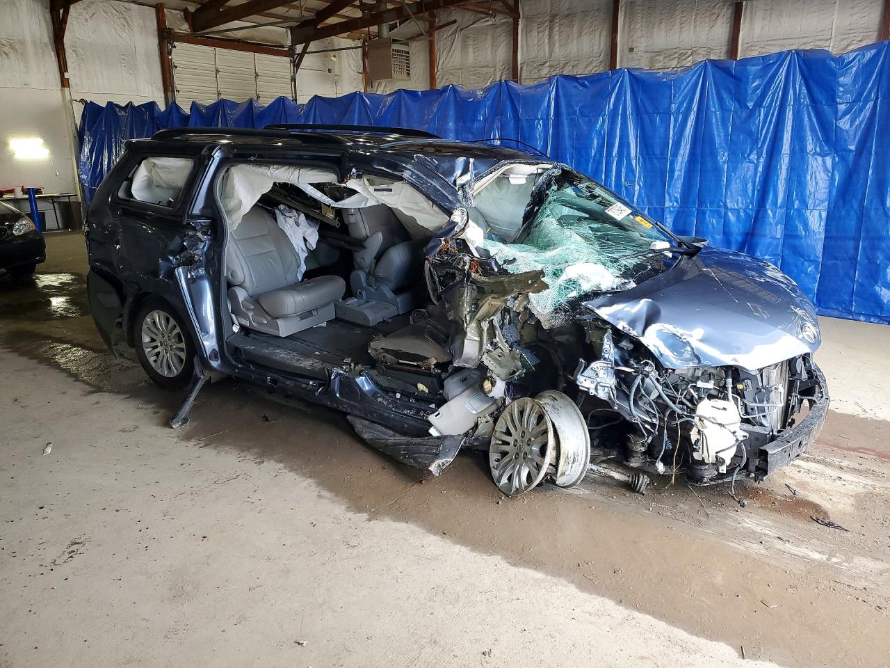 2015 TOYOTA SIENNA photo 7