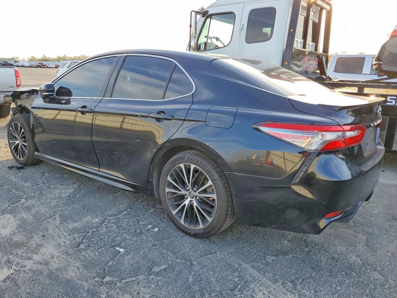 2018 TOYOTA CAMRY SE photo 4