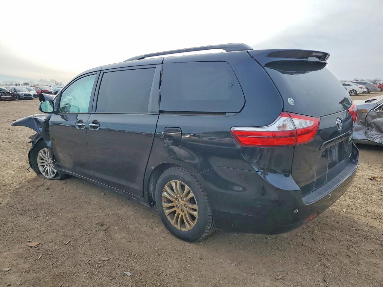 2015 TOYOTA SIENNA photo 3