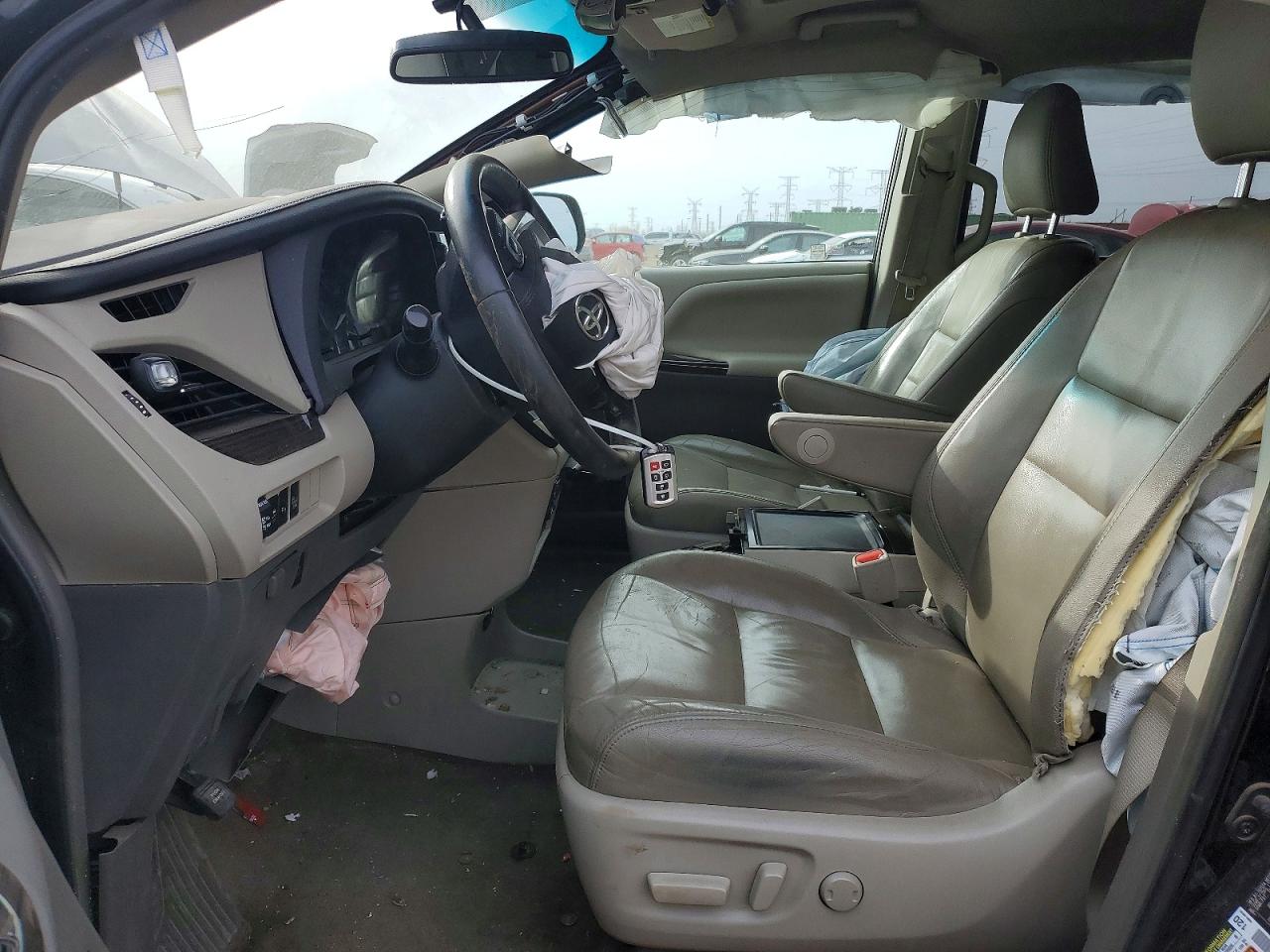 2015 TOYOTA SIENNA photo 13