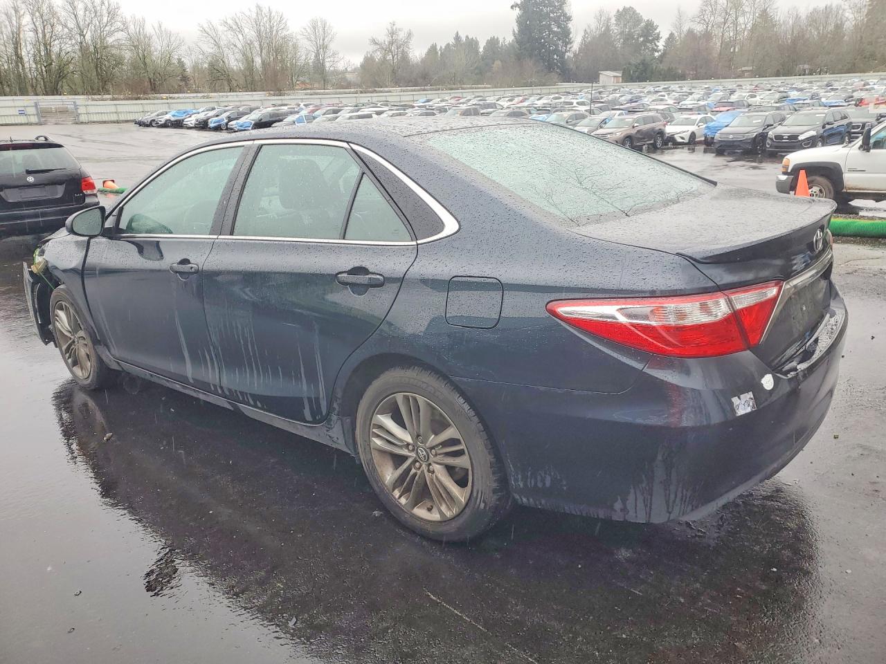 2016 TOYOTA CAMRY SE photo 2