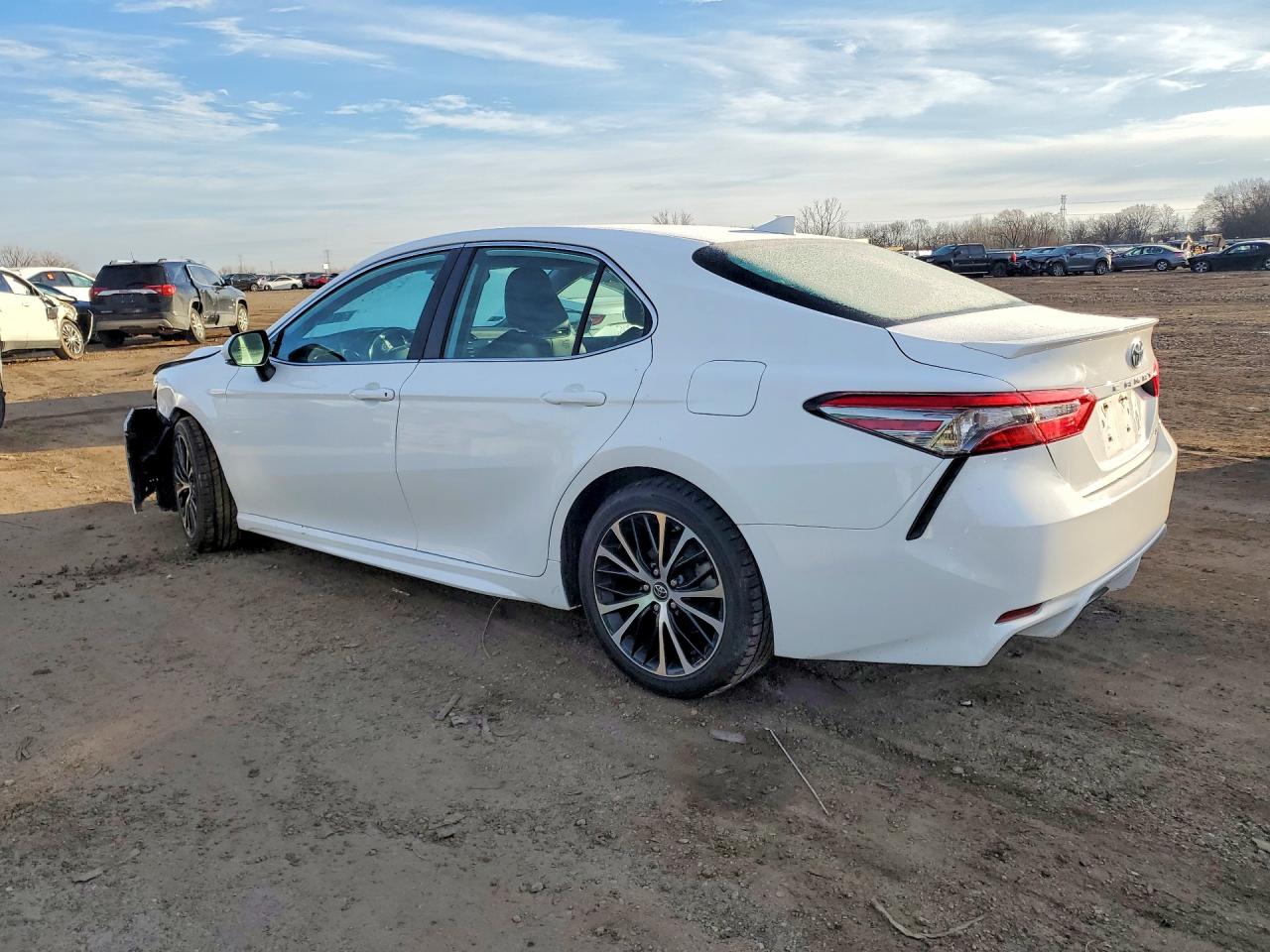2019 TOYOTA CAMRY L photo 2