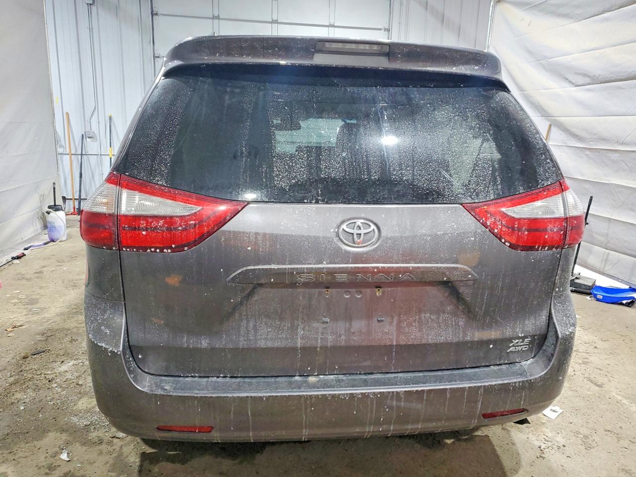 2015 TOYOTA SIENNA XLE photo 6